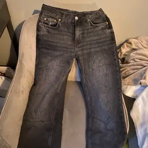 Säljer dessa svarta/mörk gråa low/mid waist jeans från Gina Tricot. De är i bra skick och i storlek 32. Priset går att diskuteras och det är bara att skriva och fråga om fler bilder. Nypris:500kr