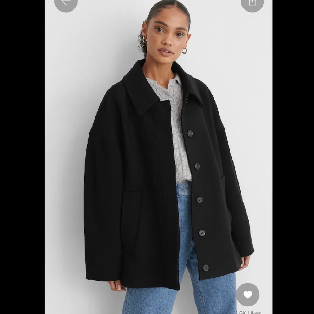 Säljer denna super fina svarta kappa från NA-KD som är helt slutsåld! Köpt förra hösten🤩 sparsamt andvänd så inga defekter, något nopprig när man tittar nära men inget som märks av.. Jackor.