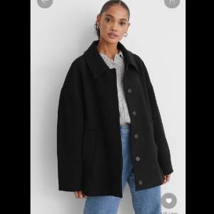 Säljer denna super fina svarta kappa från NA-KD som är helt slutsåld! Köpt förra hösten🤩 sparsamt andvänd så inga defekter, något nopprig när man tittar nära men inget som märks av.