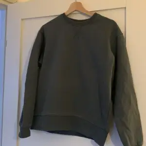 Säljer en olivgrön sweatshirt. Fint skick o perfekt passform.