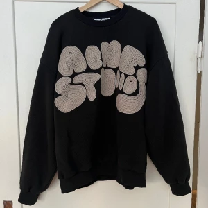 Acne Studios collegetröja - En riktigt snygg collegetröja från Acne Studios  i perfekt skick då den har används ca 5ggr. Den är i XS, men oversized, så den passar upp till M/L beroende på hur man vill att den ska sitta. Nypris ca 3000kr. Skriv för fler bilder eller vid frågor⭐️