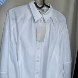 En oanvänd skjorta ifrån Cos med prislappen kvar🤍 (orginalpris 790 kr)