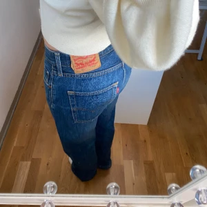 Lågmidjade jeans - Fick av min brorsa typ 2020 men använder inte längre. Levis jeans som är ganska raka men lite vidare där nere🕺🏼