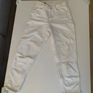 Vita mom jeans från Pull&Bear