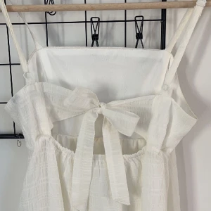 Vit klänning  - Denna är använd en gång på midsommar och har inga defekter. Skriv för mer bilder!💗