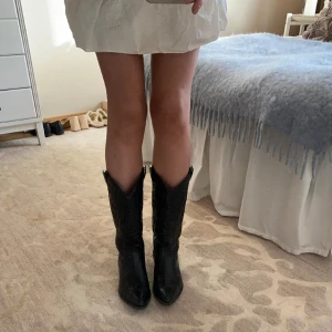 Svarta cowboyboots  - Säljer mina skit snygga cowboyboots då dom tyvärr inte kommer till användning längre💕Använt några gånger så i väldigt bra skick. Köpta från märket Rubi💗Storlek 40. Köparen står för frakt. 