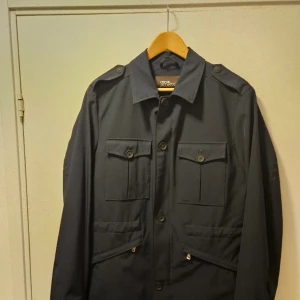 Oscar Jacobson Archer Jacket - Snygg blå jacka från Oscar Jacobsson (stl M). Använd ett fåtal gånger, ser som ny ut.