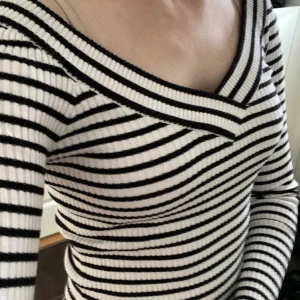 Tröja från H&M - Tröja från H&M. Kan bäras lite off-shoulder om man vill det. 