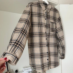 Oversize skjorta - Oversize skjorta från SisterS Point. Storlek M.  Knappt använd! 