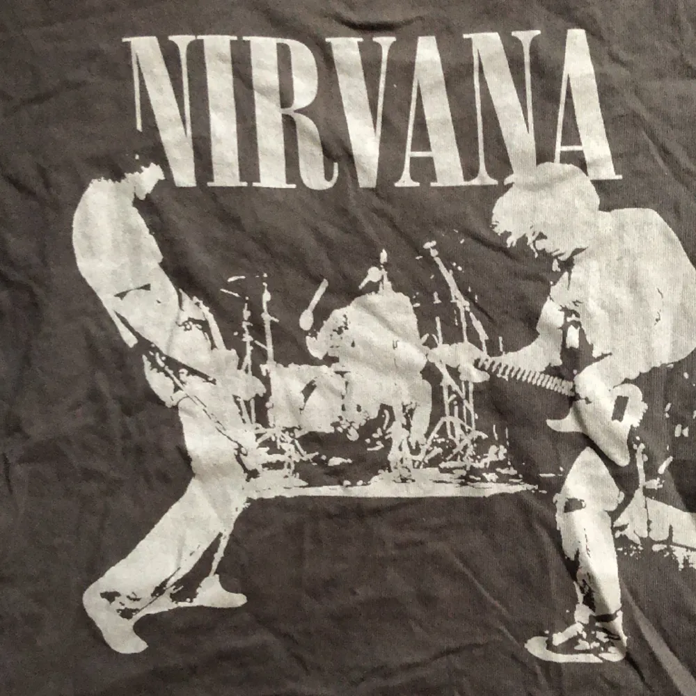 Cool band t-shirt med Nirvana tryck. Bra skick och skönt material!. T-shirts.