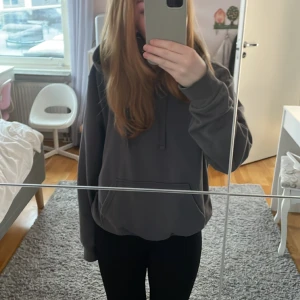 Hoodie - En mysig hoodie från hm som inte längre finns kvar. Hoodien är i nyskick och kommer tyvär inte till användning. 