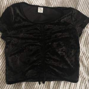 En jätte söt och snygg svart lindex tröja i ett sjukt skönt tyg! 😊skriv privat för intresse eller frågor!! 💖Först till kvarn 💗köpte den för nåt över 100 kr, tror inte den finns kvar på lindex💖 (köparen står alltid för frakt)🥰