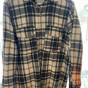 Flanellskjorta/overshirt - Overshirt/flanellskjorta i väldigt bra skick från A Days March. Bara använd några gånger. Nypris cirka 1300. 