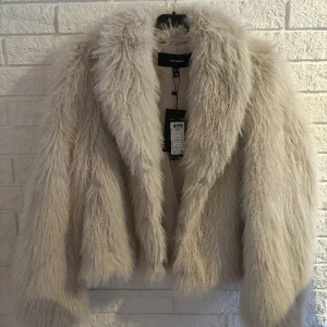 Beige/grå pälsjacka - Intressekoll! Helt oanvänd pälsjacka från Vero moda med lappen kvar! Säljs inte längre. Nypris 900kr. 🙌🏼 Budgivning vid många intresserade. 