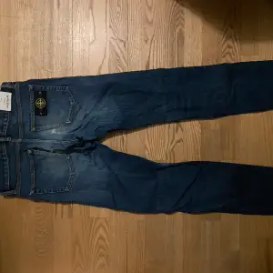 Stone Island Jeans säljes nu i helt okej skick, lite slitna på baksidan men annars fina. Säljs inte längre i butik, storleken är Junior vilket passar dig som är 170-180 lång. Köpt för >2000kr, säljes för 1049kr.