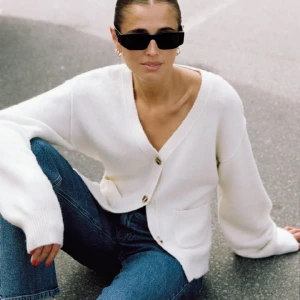 Vit kofta i ullmix  - Säljer denna fina kofta som inte kommer till användning. Den är i ullmix och ör i fint skick använd 3 gånger ungefär. Köpt för 700kr