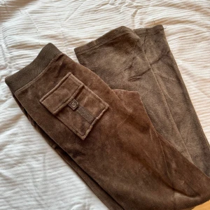 Vintage Juicybyxor  - Vintage juicybyxor i en supersnygg brun färg. Riktig Bratz vibe!😍 Att tänka på är att den äldre modellen är lite strävare än dagens material på byxorna. Samt liten i storleken. Passar nog Xs-S