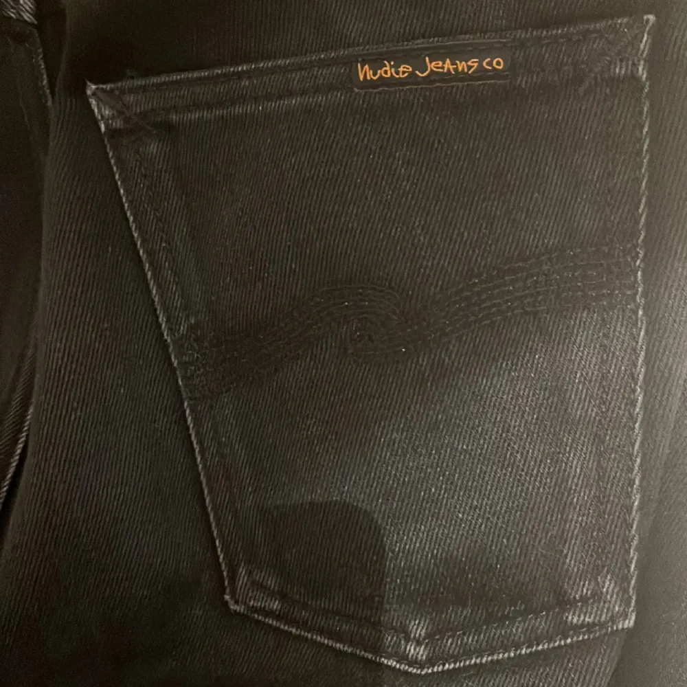 Grå Nudie jeans, Modelen är steady Eddie. använda ganska mycket men inga fel, de är inga fel de syns bara att dem är använd runt knät där de är wek storlek w29,l32. Jeans & Byxor.