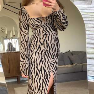 Jag säljer min SÅ fina ”zebra” mönstrade långklänning från Gina tricot! Den sitter så mikrande på kroppen och är så skön! Använd 2 gånger! Den är inspirerad av adoore✨ 