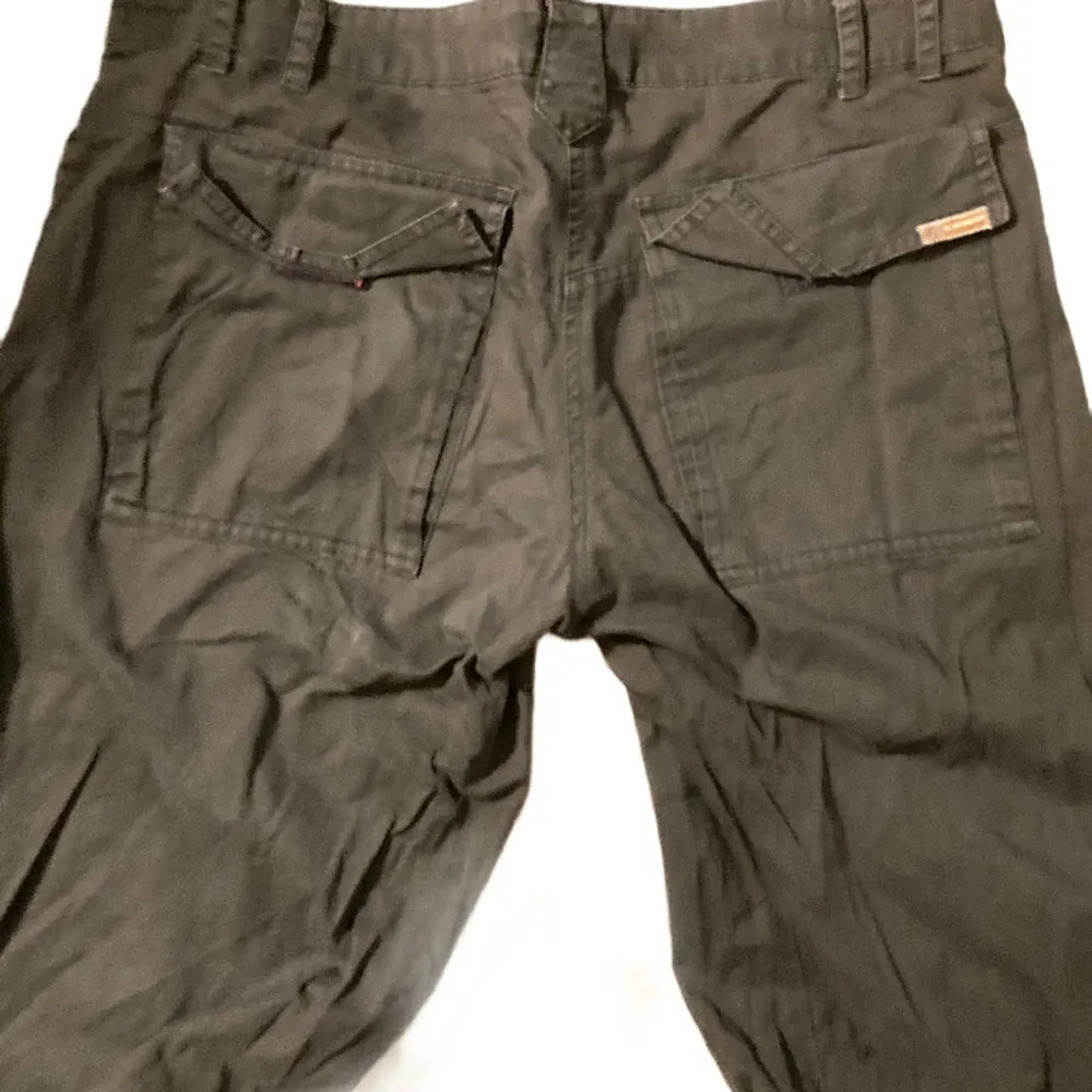 Coola lågmidjade byxor, som tyvärr saknar en knapp (se 3.e bilden) Skriv gärna om du undrar något💗. Jeans & Byxor.