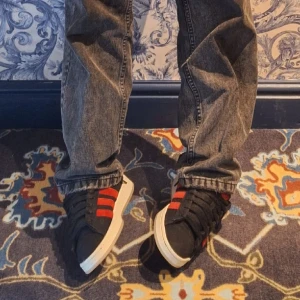 Campus 00 röda svarta - Säljer ett oar campus 00 i storlek 44. Kommer inte i användning längre och skicket är väldigt bra, 9/10. Röda skosnören medföljer.  Skriv om ni undrar annat 😊 Använd gärna köp nu!