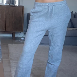 Gråa mjukisbyxor med raka ben - Säljer mina oanvända mjukisbyxor från monki✨✨🥰🥰