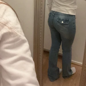 Super snygga jeans  - Super snygga jeans, bootcut med coola fickor, jag är 160cm och har vanligtvis s/xs, säljer då de ej kommer till användning längre