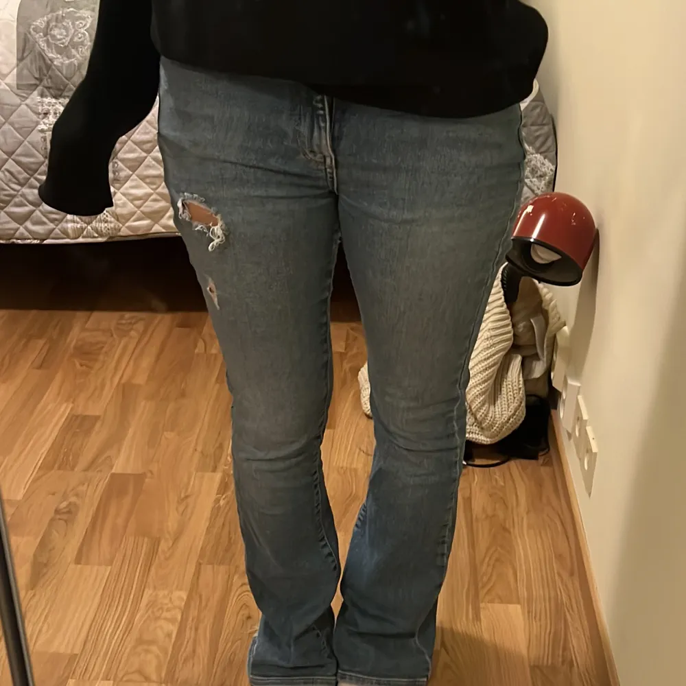 Super sköna utsvänga jeans från Gina tricot i storlek 38 med medelhög midja🥰 Skriv om du har frågor!. Jeans & Byxor.