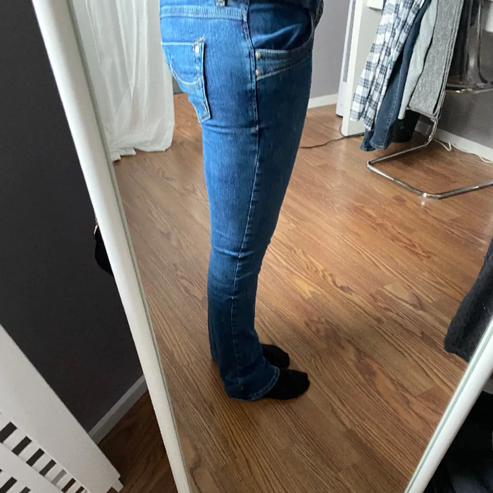 Säljer ett par ltb jeans i modellen jonquil. Jag är 163 cm. Nypris ca 700 men säljer för 300 ist. Skriv för mer bilder💗. Jeans & Byxor.