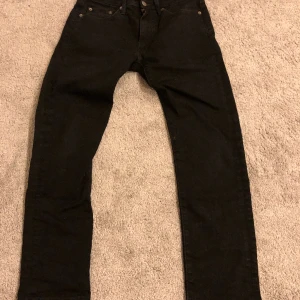 Levis jeans - Säljer nu ett par Levis jeans som är snålt använda. Köpte för cirka 4 månader sen. Men som sagt inte använt så mycket. Storlek 160cm. Kostade cirka 1000kr nya på jeans bolaget. Men säljer billigt då jag tror att man inte kan sälja dem för mer. Finns 