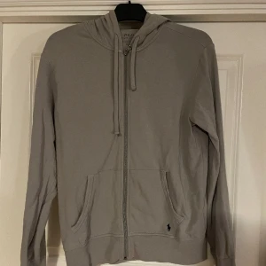 Polo Ralph lauren zip hoodie  - Tjo, säljer nu min polo Ralph lauren zip hoodie. Den är i ny-skick och knappt använd.