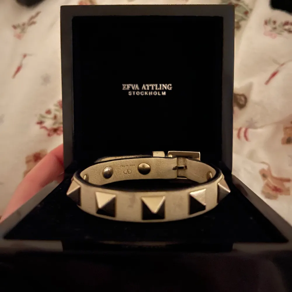 Jättefint valentinoarmbad som inte kommer till användning längre, fint skick men använta i en beige vit färg puss❤️❤️😗😗❤️. Accessoarer.