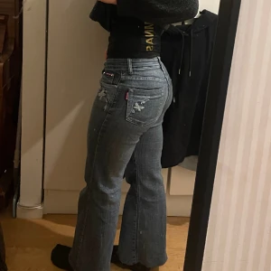 Lågmidjade jeans - Ett par Jean ifrån secondhand 💖