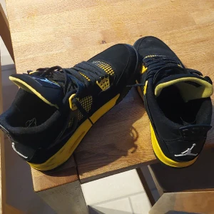 Jordan 4 thunder  - Jag säljer mina jordan 4 thunder där jag har köpt nya skor skick 8 av 10 och storlek 43. Någon intresserad 