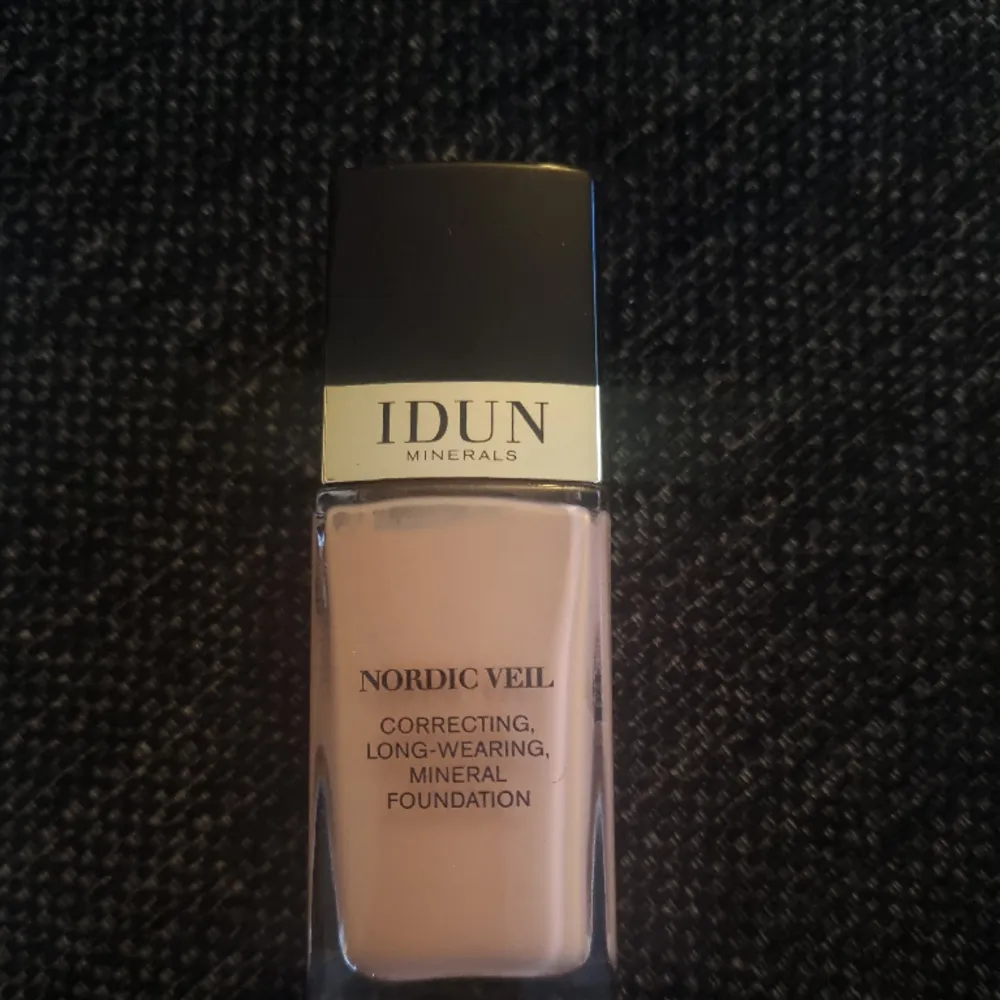 Oanvänd Idun minerals foundation.  Nordic veil Correcting long-wearing mineral foundation.  Ord pris 329kr Färg Siri 310 neutral medium. Övrigt.