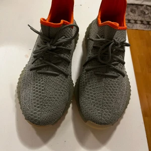 Adidas yeezy 350 v2 - Säljer yeezy adidas v2, helt oanvända har haft de länge men hittar tyvärr inte boxen.
