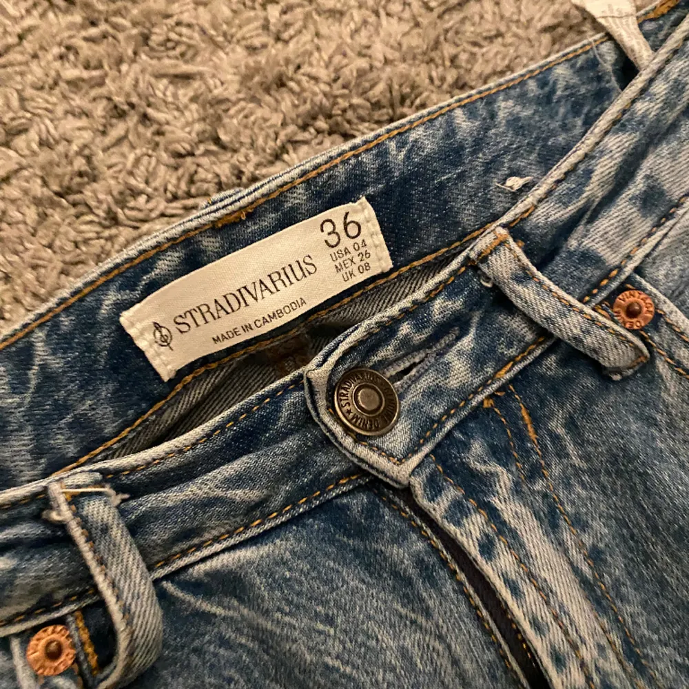 Säljer dessa straight jeans från stradivarius. Strl 36 men sitter bra på mig som vanligtvis har strl 34. . Jeans & Byxor.