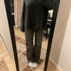 Gråa jeans - Gråa, vida jeans från zara.