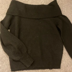 Off shoulder tröja  - Stickad Off shoulder tröja! Använd ca 3 gånger! Tryck Görna på köp nu knappen 