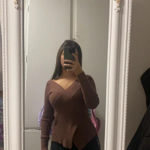 Brun tröja  - Jag säljer denna fina urringade tröjan eftersom den inte kommer till användning längre.