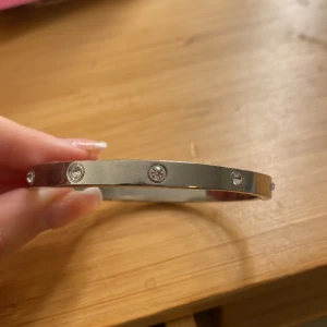 Armband - Säljer detta fina armband då jag har bytt till guld smycken!💗