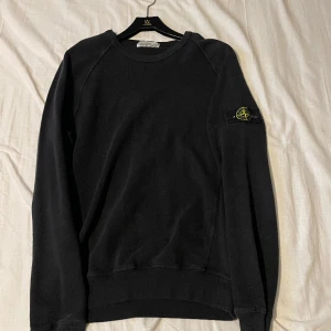 Stone Island sweatshirt  - Säljer nu min gamla stone island sweatshirt i använt skick i storlek m.