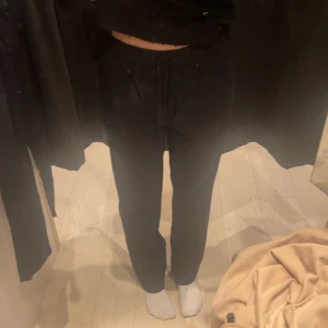 linnebyxor  - svarta linnebyxor, jätte bra skick, använt 2 gånger. 