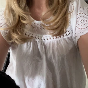 Topp - Supergullig topp från en butik på Cypern! Den är lite genomskinlig men det är inget större problem, använd ett fåtal gånger 💗💗💗 Är osäker på storleken då det inte står men skulle säga att det är S-L🥰