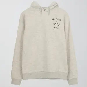 Säljer denna hoodie från Gina Young. Den är i storlek 158/164 men passar mig som brukar ha xs/s. Saknar en av metall sakerna på ena snöret annars i bra skick. Köpt för 249 kr. Skriv privat för egna bilder.💕