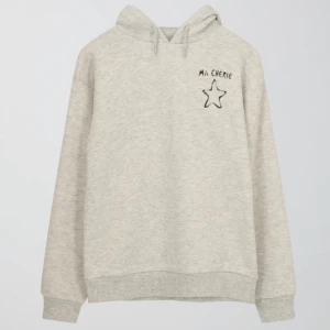 Gina Tricot hoodie  - Säljer denna hoodie från Gina Young. Den är i storlek 158/164 men passar mig som brukar ha xs/s. Saknar en av metall sakerna på ena snöret annars i bra skick. Köpt för 249 kr. Skriv privat för egna bilder.💕