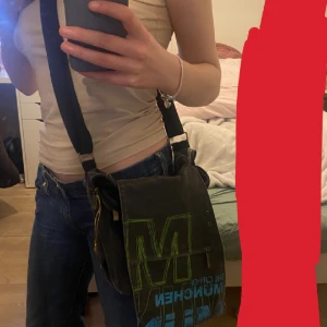  axelväska  - Snygg axelväska från Tyskland. Har justerbara band och många fickor. Skriv gärna om du vill ha fler bilder eller har några funderingar🩷