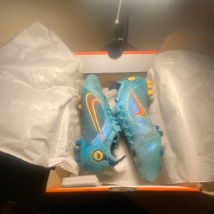 Nike Mercurial Bra skick /44,5/ljusblå  - Mycket bra skick men vill sälja snabbt så 900kr! Box tillkommer Inga hål/skador. Konstgräs skor . Storlek 44,5. Ord pris ca 2299kr
