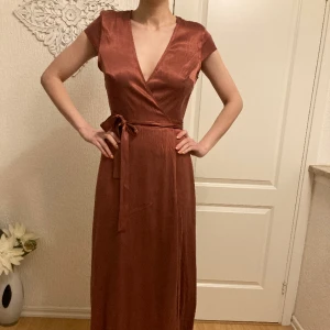 Midikläning från Other Stories i siden - Korall- puderrosa midiklänning från Stories i siden. Orginalpris 1200 kr. Aldrig använd offentligt, i mycket gott skick. Perfekt för bal eller finare tillställning. skickar fler bilder vid intresse.