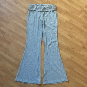 Yogapants - Utsvängda yogapants från shein i bra skick. Storlek s. Stretchiga💓